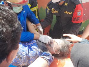Dua Korban Rumah Ambruk di Surabaya Sesak Napas Dirawat Intensif