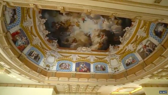 Lukisan-lukisan bergaya klasik juga tampak menghiasi langit-langit rumah. Ini enam bulan buatnya, karena cuma satu orang yang kerjain, kata pria 26 tahun ini di acara Sobat Misqueen Trans7. (Foto: YouTube/Trans7 Official)