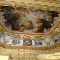 Lukisan-lukisan bergaya klasik juga tampak menghiasi langit-langit rumah. Ini enam bulan buatnya, karena cuma satu orang yang kerjain, kata pria 26 tahun ini di acara Sobat Misqueen Trans7. (Foto: YouTube/Trans7 Official)