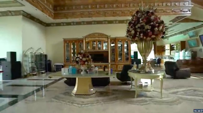 Interior bernuansa klasik menghiasi hampir menghiasi segala sudut ruangan. Warna emas semakin mempertegas kesan mewahnya. (Foto: YouTube/Trans7 Official)