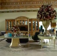 Interior bernuansa klasik menghiasi hampir menghiasi segala sudut ruangan. Warna emas semakin mempertegas kesan mewahnya. (Foto: YouTube/Trans7 Official)