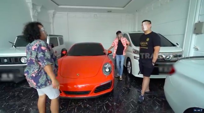 Billy Martono juga punya hobi di bidang otomotif. Garasinya bak showroom mobil mewah. (Foto: YouTube/Trans7 Official)