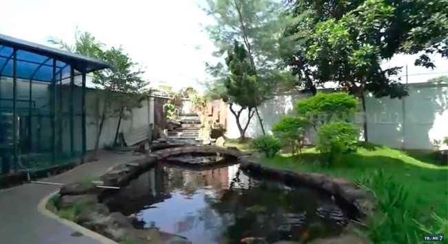 Inilah penampakan halaman belakang di rumah Billy. Terdapat kolam bergaya Jepang. (Foto: YouTube/Trans7 Official)