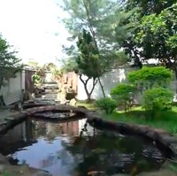 Inilah penampakan halaman belakang di rumah Billy. Terdapat kolam bergaya Jepang. (Foto: YouTube/Trans7 Official)