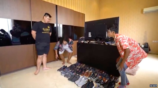 Kontras dari desain keseluruhan rumah, kamar Billy hadir dengan desain yang agak minimalis. Ruangan ini juga menjadi tempat Billy menyimpan koleksi sneakersnya. (Foto: YouTube/Trans7 Official)