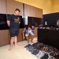 Kontras dari desain keseluruhan rumah, kamar Billy hadir dengan desain yang agak minimalis. Ruangan ini juga menjadi tempat Billy menyimpan koleksi sneakersnya. (Foto: YouTube/Trans7 Official)