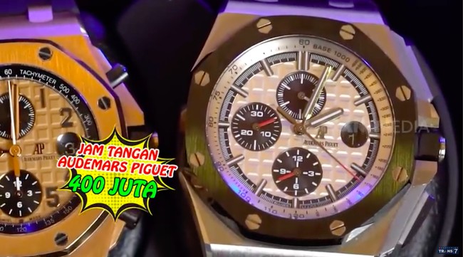 Selain sneakers, Billy turut mengoleksi jam tangan mewah. Salah satunya ada jam tangan keluaran Audemars Piguet berwarna rose gold yang harganya mencapai Rp 1 miliar. (Foto: YouTube/Trans7 Official)