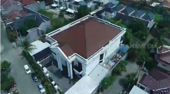 Saking luasnya rumah tersebut, Billy Martono bisa bermain sepeda di dalam. Aksi tersebut sempat dijadikan konten di TikTok dan berujung viral. (Foto: YouTube/Trans7 Official)