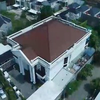 Saking luasnya rumah tersebut, Billy Martono bisa bermain sepeda di dalam. Aksi tersebut sempat dijadikan konten di TikTok dan berujung viral. (Foto: YouTube/Trans7 Official)