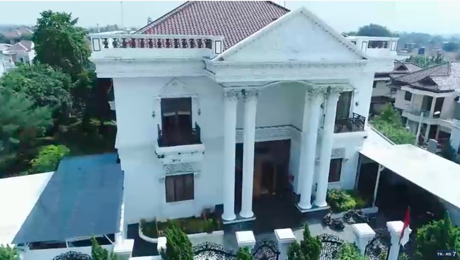 Inilah rumah keluarga Billy Martono di Cilegon, Banten. Bak istana, rumah mewah tersebut hadir dalam arsitektur bergaya klasik. (Foto: YouTube/Trans7 Official)