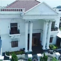 Inilah rumah keluarga Billy Martono di Cilegon, Banten. Bak istana, rumah mewah tersebut hadir dalam arsitektur bergaya klasik. (Foto: YouTube/Trans7 Official)