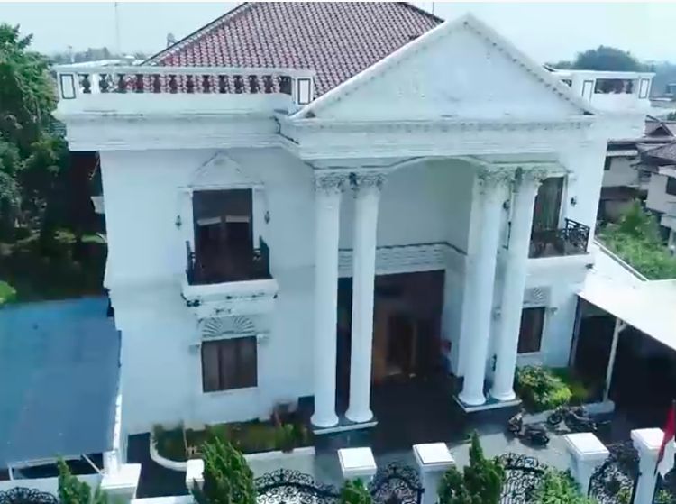 9 Potret Rumah Mewah Crazy Rich Cilegon, Sahabat Sisca Kohl