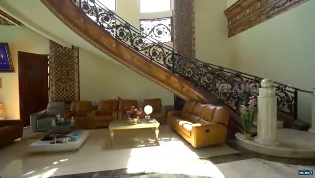 Tangga megah menjadi center point rumah. Tangga berlantai marmer itu memiliki tinggi hingga 10 meter. (Foto: YouTube/Trans7 Official)