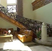 Tangga megah menjadi center point rumah. Tangga berlantai marmer itu memiliki tinggi hingga 10 meter. (Foto: YouTube/Trans7 Official)