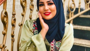 Sadiqa Madadgar adalah salah satu influencer terkenal di Afghanistan, namun kini ketakutan setelah Taliban berkuasa. Tak hanya dia, influencer lain di sana yang memilih berhenti posting di media sosial atau melarikan diri sekalian. Foto: Instagram