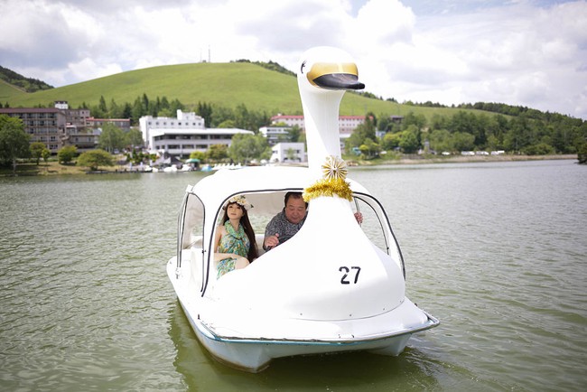 Memperlakukan Saori layaknya pasangan sungguhan, Senji kerap mengajak boneka seksnya jalan-jalan. Seperti di foto ini, dia membawa sang boneka menyusuri danau naik perahu bebek. Foto: Getty Images/Taro Karibe