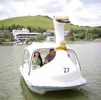 Memperlakukan Saori layaknya pasangan sungguhan, Senji kerap mengajak boneka seksnya jalan-jalan. Seperti di foto ini, dia membawa sang boneka menyusuri danau naik perahu bebek. Foto: Getty Images/Taro Karibe