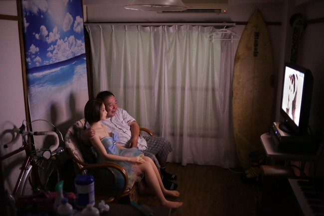 Setiap harinya, Senji memperlakukan Saori layaknya pasangannya. Dia mengajak Saori sarapan, menonton televisi, jalan-jalan, ke salon bahkan ke toko baju.  Foto: Getty Images/Taro Karibe