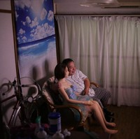 Setiap harinya, Senji memperlakukan Saori layaknya pasangannya. Dia mengajak Saori sarapan, menonton televisi, jalan-jalan, ke salon bahkan ke toko baju.  Foto: Getty Images/Taro Karibe