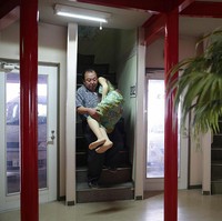 Senji awalnya membayangkan sang boneka sebagai kekasih pertamanya. Namun seiring berjalannya waktu, boneka Saori dikatakannya mampu mengisi kesepiannya. Dia pun mulai memiliki perasaan pada boneka seukuran manusia tersebut. Foto: Getty Images/Taro Karibe