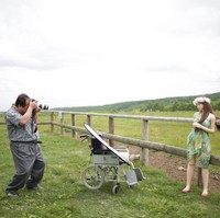 Selayaknya manusia, Senji mengajak bonekanya untuk berpose di depan kamera saat jalan-jalan ke luar rumah. Boneka Saori yang biasanya diletakkan di kursi roda, didirikannya saat difoto. Foto: Getty Images/Taro Karibe