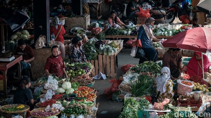 Penyerapan program pemulihan ekonomi nasional (PEN) baru mencapai 43,8 persen sepanjang tahun 2021. Anggaran terserap Rp 326,16 triliun dari total dana Rp 744,7 triliun.