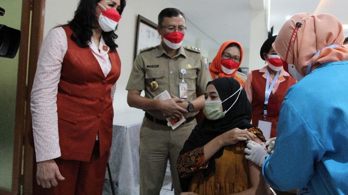Vaksinasi COVID-19 terus dilakukan di Jakarta. Serbuan vaksin kali ini datang dari Kongres Wanita Indonesia dengan seribu dosis vaksin.