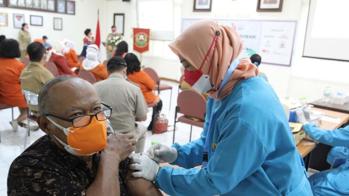 Vaksinasi COVID-19 terus dilakukan di Jakarta. Serbuan vaksin kali ini datang dari Kongres Wanita Indonesia dengan seribu dosis vaksin.