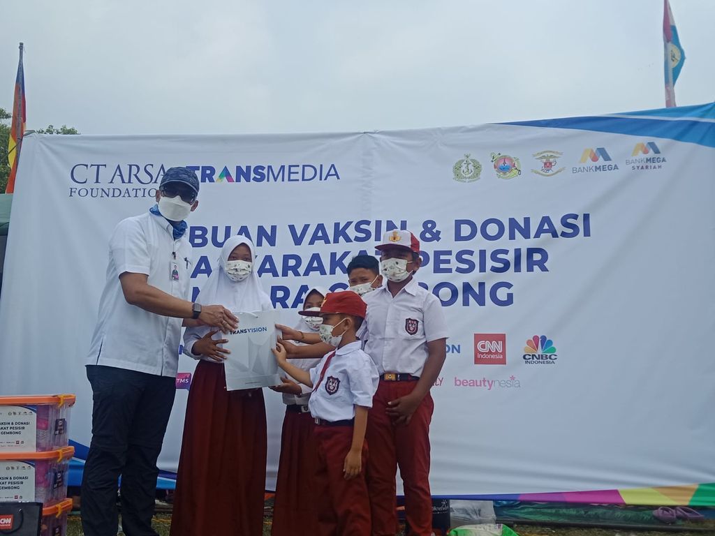 Serbuan vaksinasi dan donasi CT ARSA Foundation-TNI AL di Muara Gembong