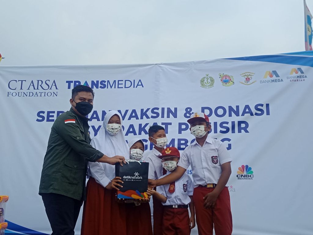 Serbuan vaksinasi dan donasi CT ARSA Foundation-TNI AL di Muara Gembong
