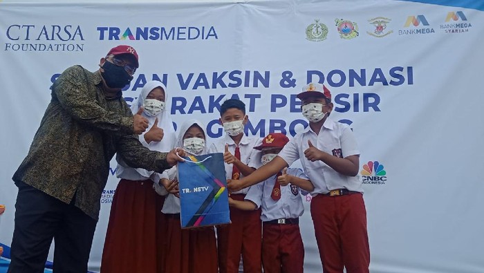 Serbuan vaksinasi dan donasi CT ARSA Foundation-TNI AL di Muara Gembong