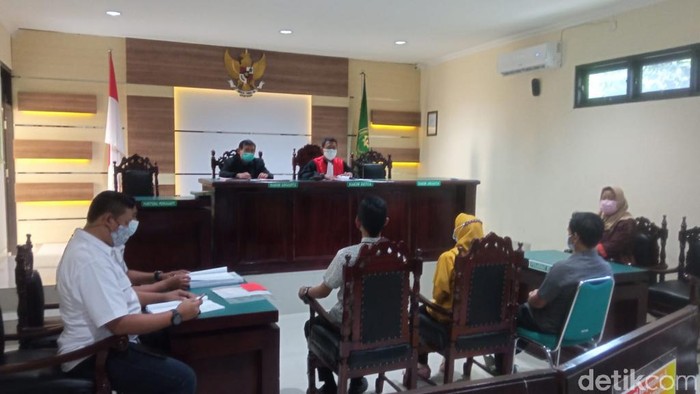 Kasus orkes melayu di Kabupaten Pasuruan yang menimbulkan kerumunan sampai ke sidang tindak pidana ringan. Kades dan kasun setempat dinyatakan bersalah melanggar aturan PPKM level 3.