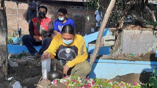 Suami korban, Musa Harianto (39) terlihat tegar mengantar istrinya Fitri Rina Wulandari (38) ke peristirahatan terakhir