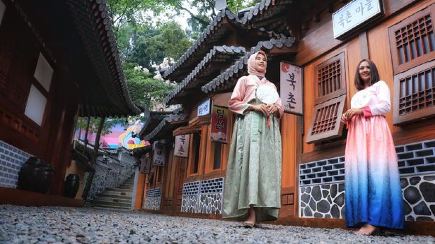 Taman Wisata Karang Resik memiliki wahana wisata baru yang menarik untuk dikunjungi. Objek wisata yang terletak di Jalan Moch. Hatta Kota Tasikmalaya itu kini memiliki Jeju Park. Sebuah anjungan yang memanjakan para penggemar drama korea dan K-Pop di wilayah Priangan Timur.