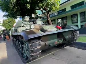 Tank Tempur Dikerahkan saat Vaksinasi Warga di Makassar