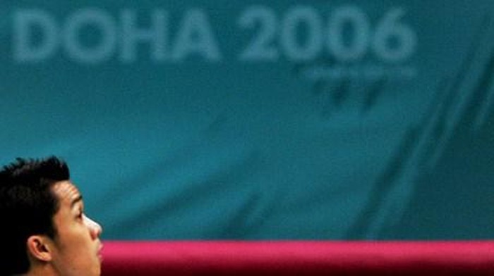 Taufik Hidayat, Asian Games 2006 Indonesian badminton player Taufik Hidayat eyes the shuttlecock to return to Vietnam's Nguyen Hoang Hai in their men's singles round at the 15th Asian Games in Doha, 06 December 2006. Indonesia won 2-0.
AFP PHOTO / LAURENT FIEVET (Photo by LAURENT FIEVET / AFP)