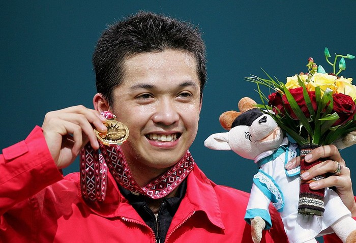 Taufik Hidayat, Asian Games 2006 DOHA, QATAR - DECEMBER 09: Taufik Hidayat of Indonesia celebrates winning the gold medal in the Men's Badminton Singles Final during the 15th Asian Games Doha 2006 at the Aspire hall, December 9, 2006 in Doha, Qatar. (Photo by Paula Bronstein/Getty Images for DAGOC)