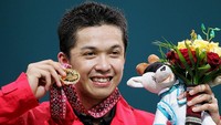 Saat itu pemerintah Indonesia menawarkan bonus sekitar Rp 225 juta rupiah jika Taufik Hidayat pulang membawa emas. Hal itu pun nyatanya ia wujudkan. Setelah menang 21-16, 21-18 atas Lee Chong Wei, Taufik menang 21-15, 22-20 atas Lin Dan di final. Getty Images for DAGOC/Paula Bronstein