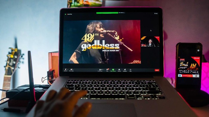 Telkomsel terus mengembangkan aplikasi streaming video MAXstream, yang tak hanya dinikmati untuk menonton film saja, tapi juga bisa jadi wadah konser virtual band legendaris Godbless pada akhir bulan ini.