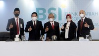 (Kiri-kanan) Komisaris Independen BSI, M. Arief Rosyid Hasan; Direktur Utama BSI, Hery Gunardi; Komisaris Independen BSI, Eko Suwardi, Direktur Compliance & Human Capital BSI, Tribuana Tunggadewi; dan Direktur Finance & Strategy BSI, Ade Cahyo Nugroho, sesaat sebelum Rapat Umum Pemegang Saham Luar Biasa (RUPSLB) BSI digelar, Selasa (24/8).