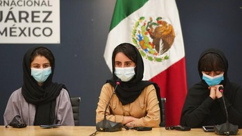 Prestasi yang diraih oleh tim robotika putri Afghanistan ini membuat sejumlah universitas di berbagai negara dunia, termasuk beberapa universitas di Amerika Serikat menawarkan beasiswa untuk para anggota tim robotika putri tersebut. AP Photo/Eduardo Verdugo.