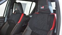 Geser ke bagian interior, Toyota Hilux Revo GR Sport 4WD menampilkan nuansa kabin sporty, dengan jok ala mobil sport, dipadu material suede, berhias jahitan benang merah dan emblem GR. Foto: Dok. Toyota Thailand