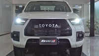 Dari sisi eskterior, Toyota Hilux Revo GR Sport 4x4 menghadirkan identitas unik ala mobil Toyota Gazoo Racing. Desain grill depan baru dengan warna yang sama dengan bodi, dengan logo Toyota dan GR yang berbentuk emboss. Foto: Dok. Toyota Thailand