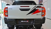 Bumper belakang berwarna hitam metalik dan ada pula aksesori flare fender hitam metalik, sewarna dengan bodi. Foto: Dok. Toyota Thailand