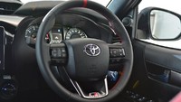 Kemudian area konsol dan ventilasi AC depan bernuansa smoke silver dan hitam metalik, panel pintu hitam dilapisi kulit buatan dan jua dilengkapi garis-garis berwarna smoke silver dan hitam metalik. Setir dan dashboard juga bergaya sporty, dengan sistem ignition push start. Foto: Dok. Toyota Thailand