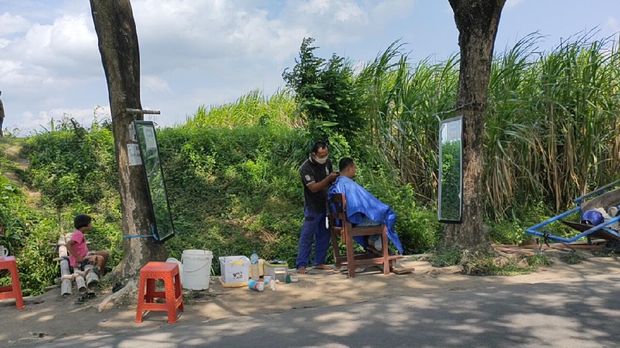 tukang pangkas rambut di kediri terdampak pandemi covid-19