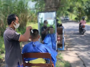 Pangkas Rambut Pinggir Sawah di Kediri, Cukup Rp 7 Ribu Hasil Maksimal
