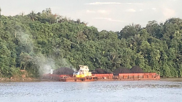 Tumpukan batu bara di atas ponton terbakar hingga asap tebal dari batu bara tersebut sempat masuk ke dalam Big Mall Samarinda, Kaltim. (dok Istimewa)