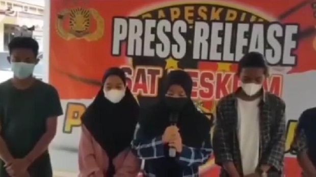 Video sejumlah mahasiswa berjoget-joget memanjat ambulans viral di medsos. Mereka akhirnya meminta maaf (Screenshot video viral) Video sejumlah mahasiswa berjoget-joget memanjat ambulans viral di medsos. Mereka akhirnya meminta maaf (Screenshot video viral)