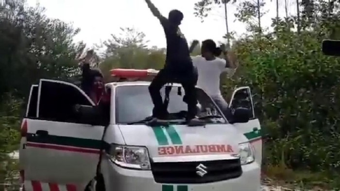 Video sejumlah mahasiswa berjoget-joget memanjat ambulans viral di medsos. Polisi memeriksa mahasiswa tersebut (Screenshot video viral)